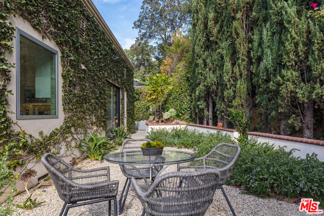 1480 Rising Glen Road Los Angeles, CA 90069 - Photo 14 of 21