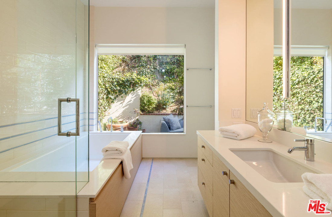 1480 Rising Glen Road Los Angeles, CA 90069 - Photo 18 of 21