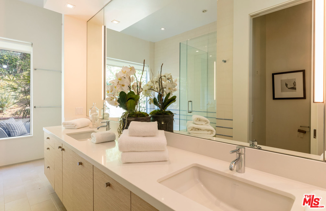 1480 Rising Glen Road Los Angeles, CA 90069 - Photo 19 of 21