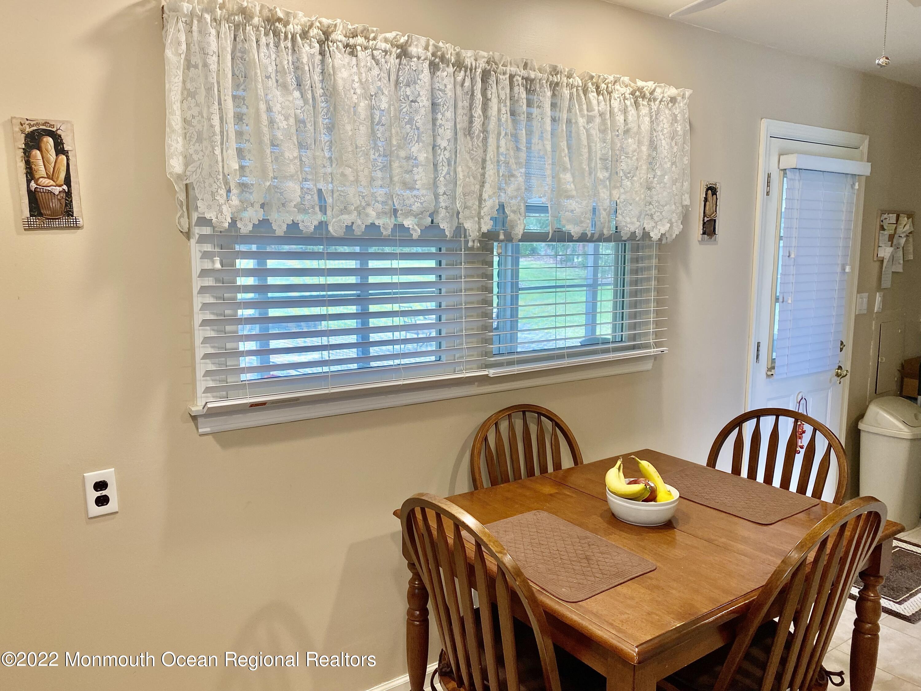 21 Redwood Road Howell, NJ 07731 - Photo 4 of 16 Eat-in Kitchen