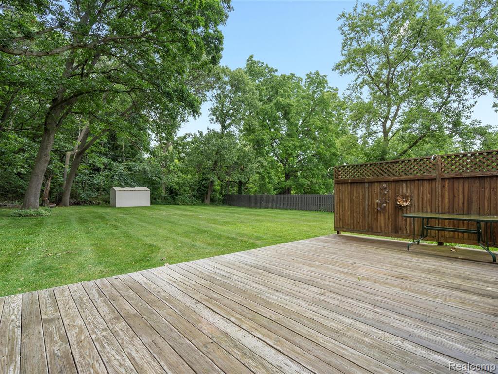 7666 Clintonville Road Clarkston, MI 48348 - Photo 23 of 32