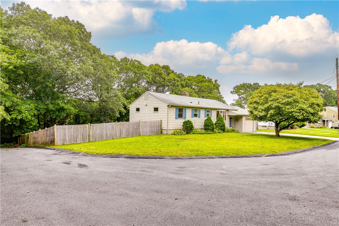 8 Viceroy Road Warwick, RI 02886 - Photo 3 of 32