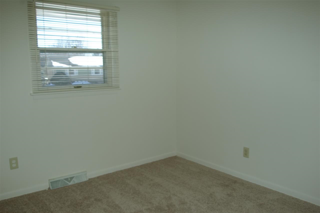 5460 Brookview Road Rockford, IL 61107 - Photo 12 of 20 a room that has a window in it