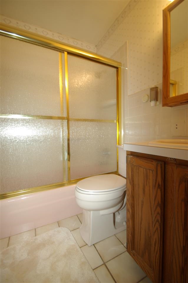 5460 Brookview Road Rockford, IL 61107 - Photo 14 of 20 a bathroom with a toilet a sink and a shower