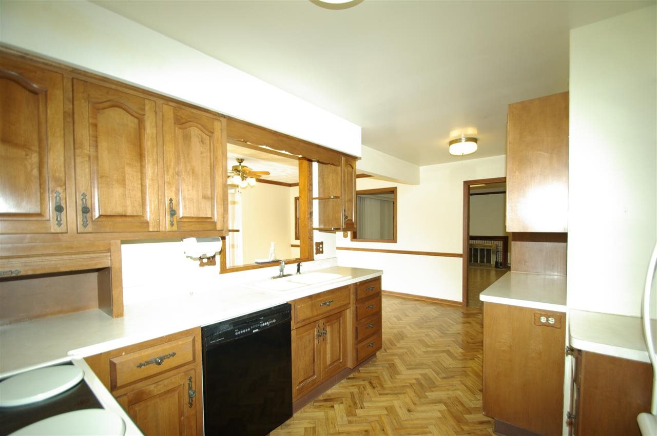 5460 Brookview Road Rockford, IL 61107 - Photo 4 of 20 a large bathroom with a sink a mirror and a bathtub