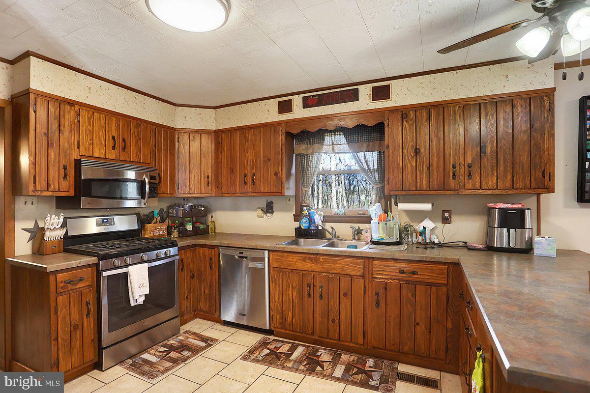 836 Stoney Point Road East Berlin, PA 17316 - Photo 13 of 24 kitchen