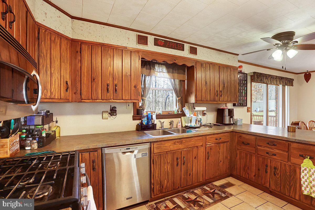836 Stoney Point Road East Berlin, PA 17316 - Photo 14 of 24 kitchen