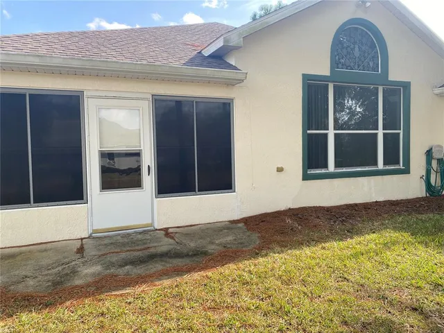 a view of backyard of the house