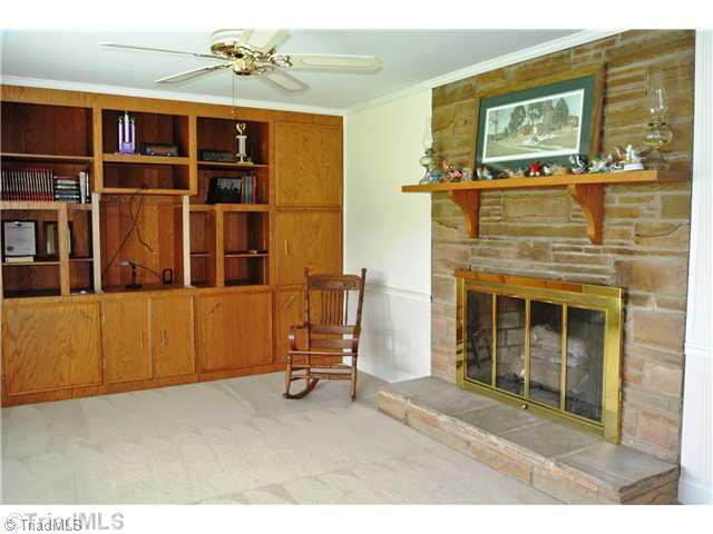 4582 Seward Road Pfafftown, NC 27040 - Photo 2 of 12 Living Room.