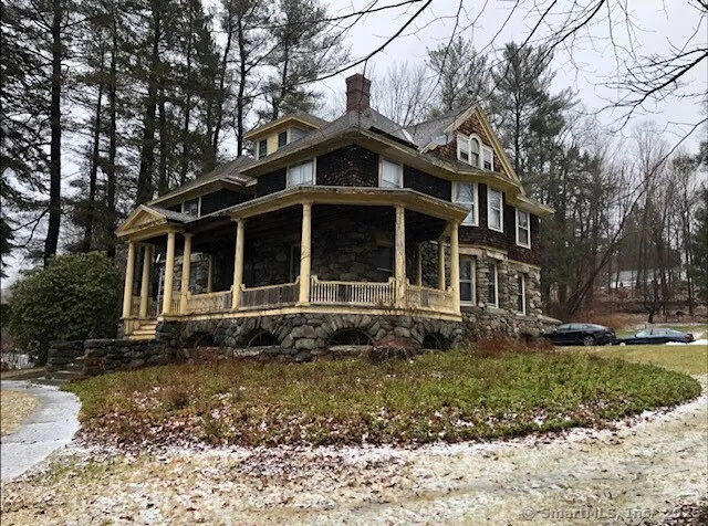 a view of yard with tree