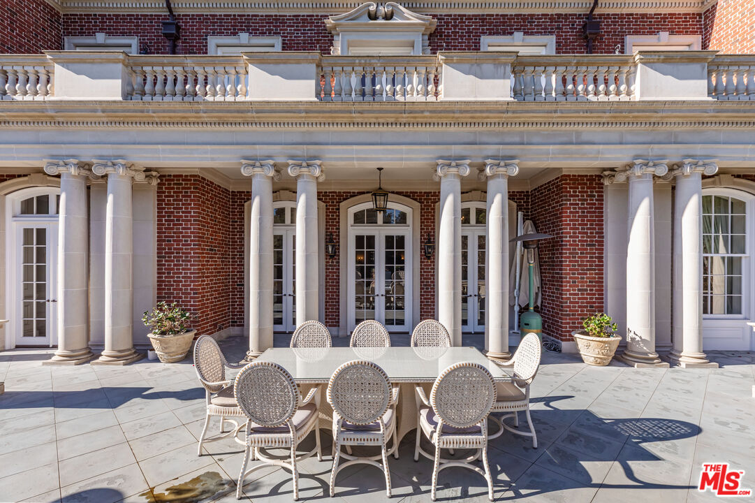 500 St Cloud Road Los Angeles, CA 90077 - Photo 43 of 59 a view of a cafe with a table and chairs
