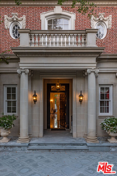 500 St Cloud Road Los Angeles, CA 90077 - Photo 5 of 59 front view of a building