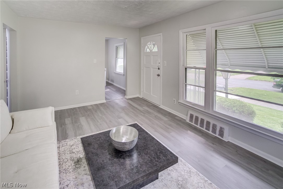 4383 Wyatt Road Cleveland, OH 44128 - Photo 6 of 33 Living room