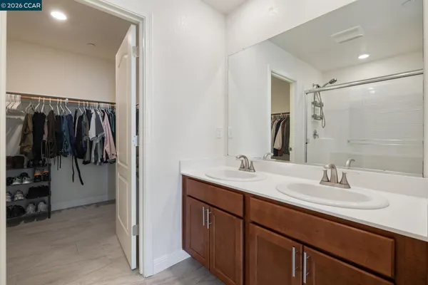 a en suite bathroom with a sink and a mirror