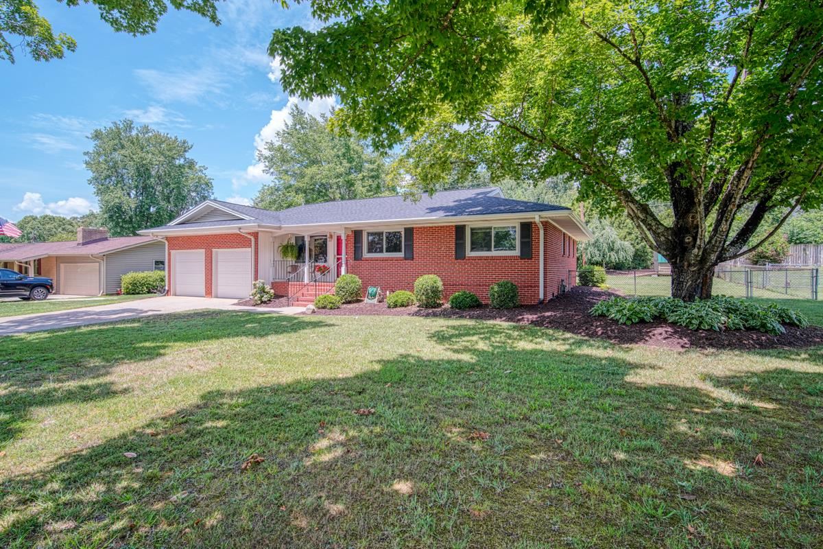 8 Camelback Road Greenville, SC 29617 - Photo 3 of 33