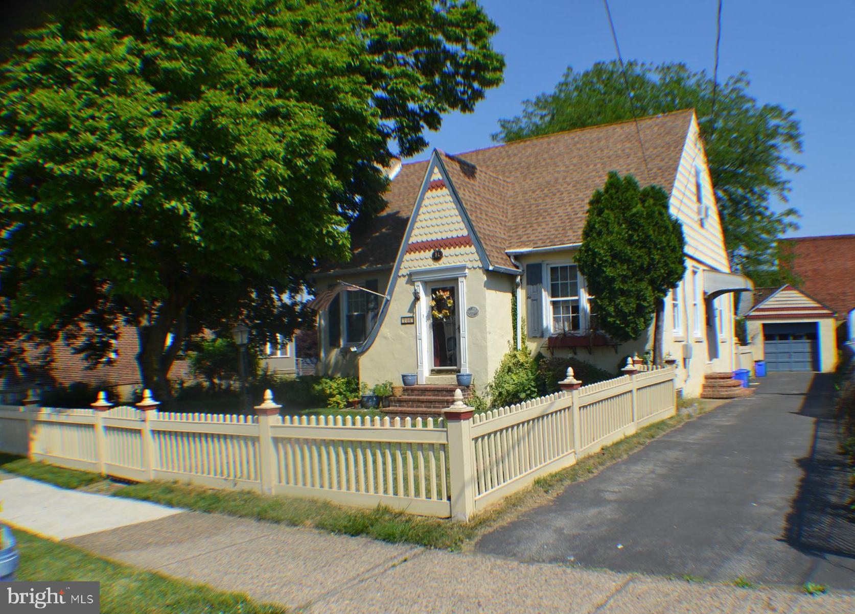 7505 Dungan Road Philadelphia, PA 19111 - Photo 6 of 15 Driveway