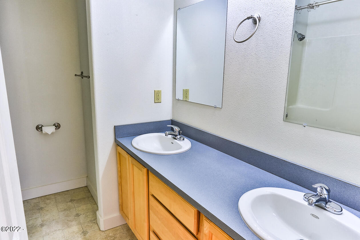 935 Southwest 11th Street Newport, OR 97365 - Photo 30 of 43 bath