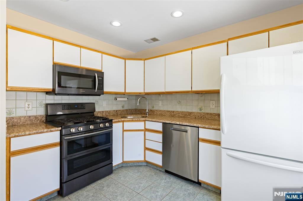 2384 Quill Court Mahwah, NJ 07430 - Photo 12 of 31 a kitchen with a sink stove and microwave