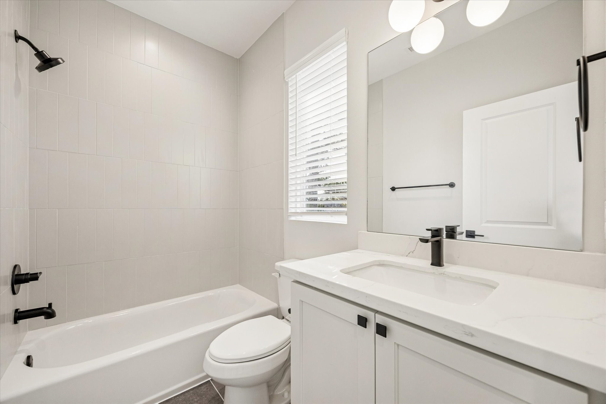 520 Janisch Road Houston, TX 77018 - Photo 18 of 28 Ensuite bath with quartz counters and a shower/tub combo.