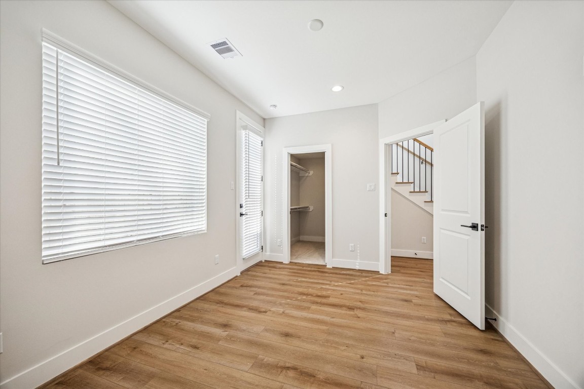 520 Janisch Road Houston, TX 77018 - Photo 20 of 28 Third bedroom located on the first floor features an ensuite bath, walk-in closet and access to the backyard.