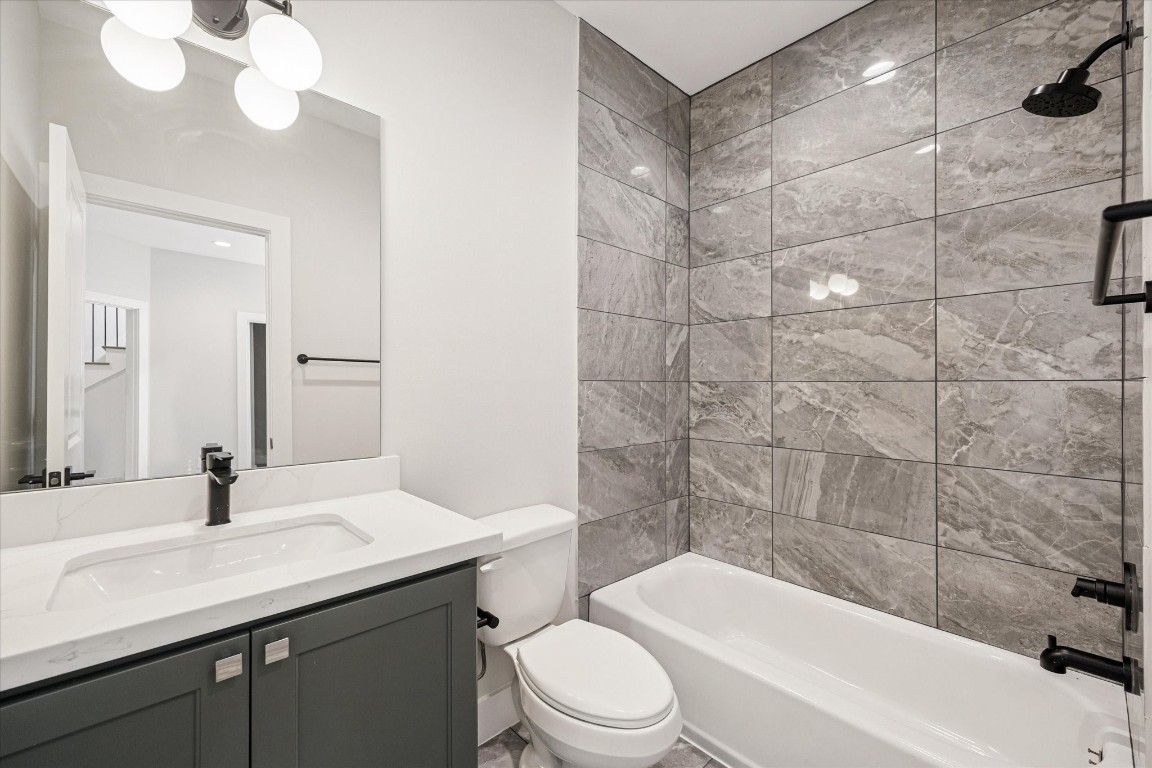 520 Janisch Road Houston, TX 77018 - Photo 22 of 28 Ensuite bath with a shower/tub combo and quartz counters.