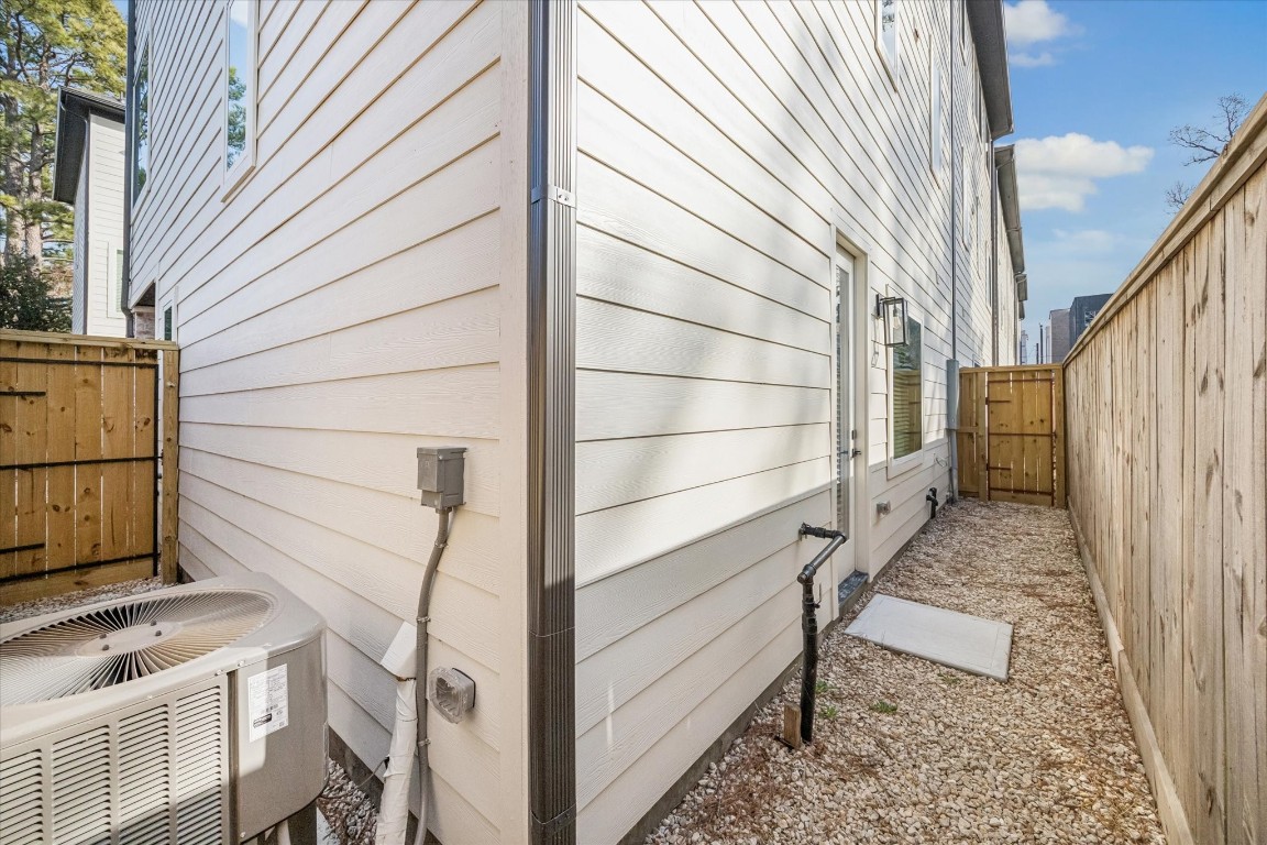 520 Janisch Road Houston, TX 77018 - Photo 24 of 28 A small gravel yard designed for minimal maintenance and effortless care.