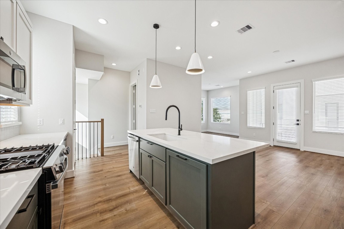 520 Janisch Road Houston, TX 77018 - Photo 6 of 28 The breakfast bar is the perfect spot for casual meals.