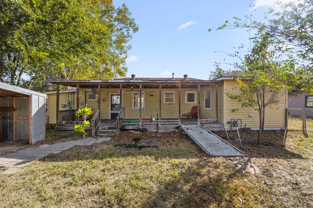 a view of a house with backyard