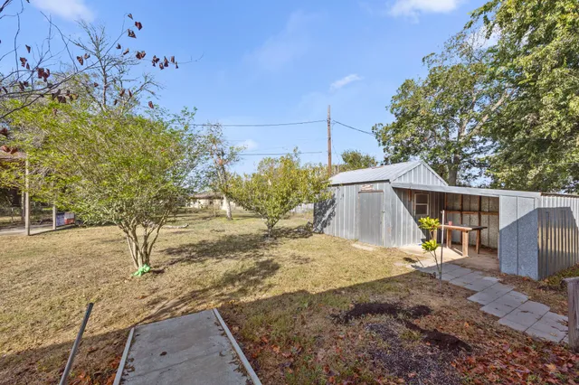 a view of a backyard