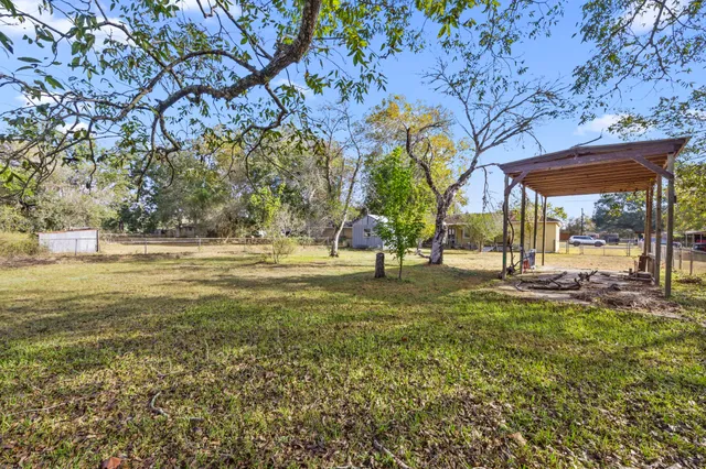a view of yard with tree