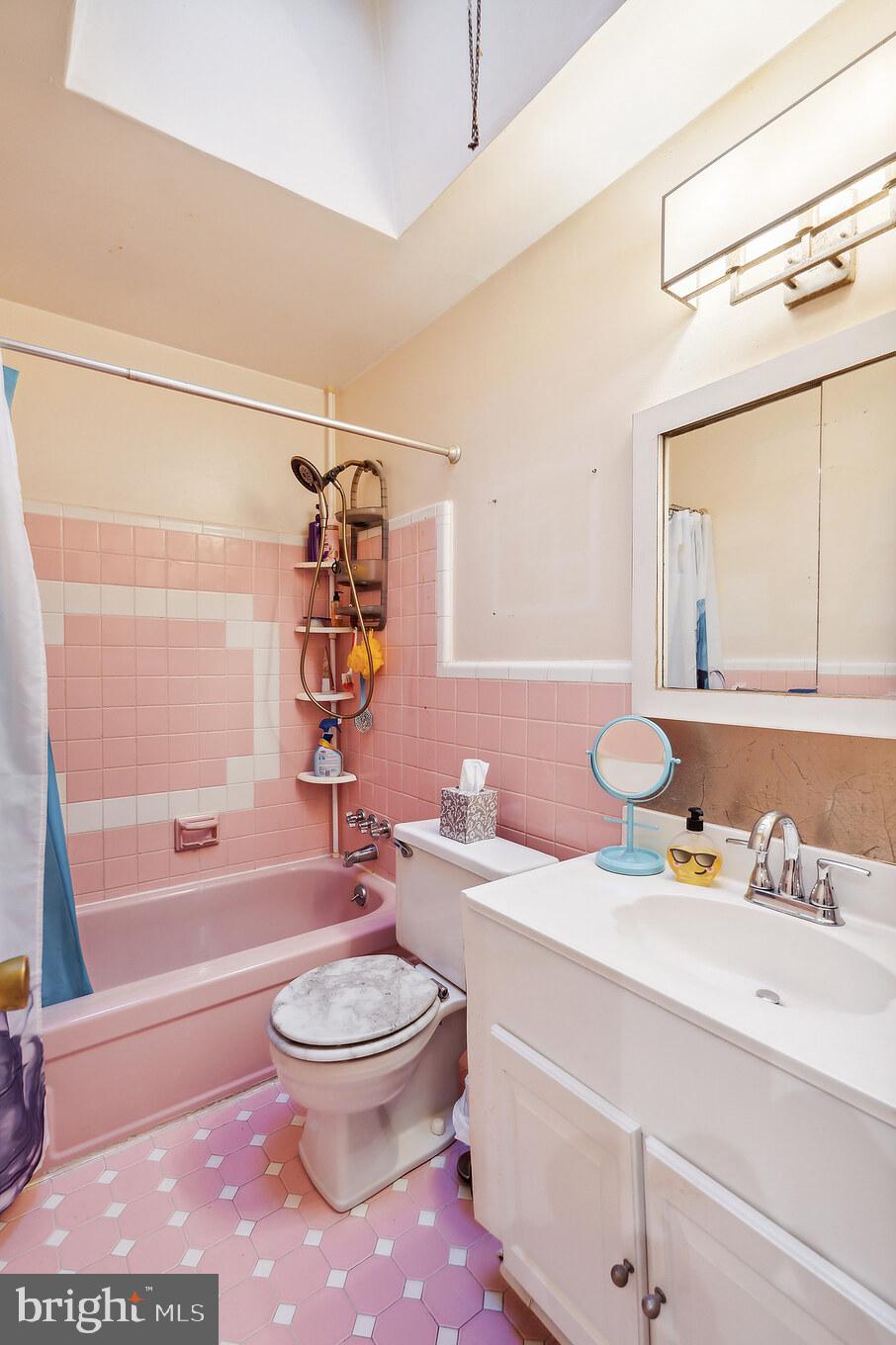 1719 Griffith Street Philadelphia, PA 19111 - Photo 24 of 31 a bathroom with a sink a toilet and a bathtub