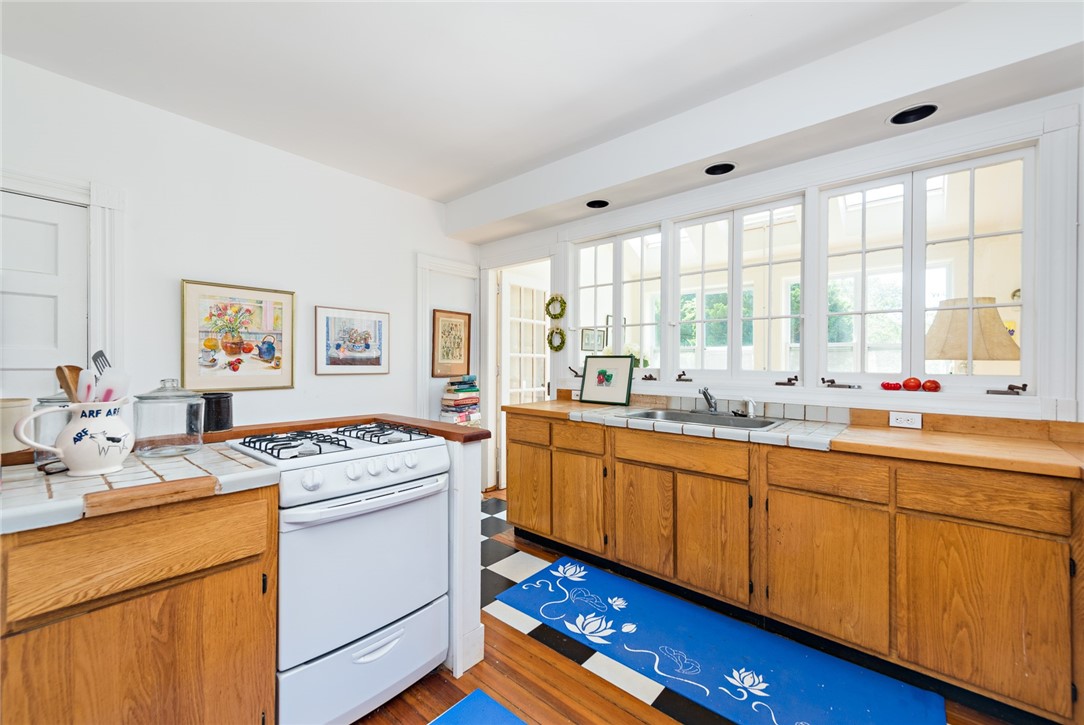 22 Main Street Little Compton, RI 02837 - Photo 8 of 30 first floor apartment