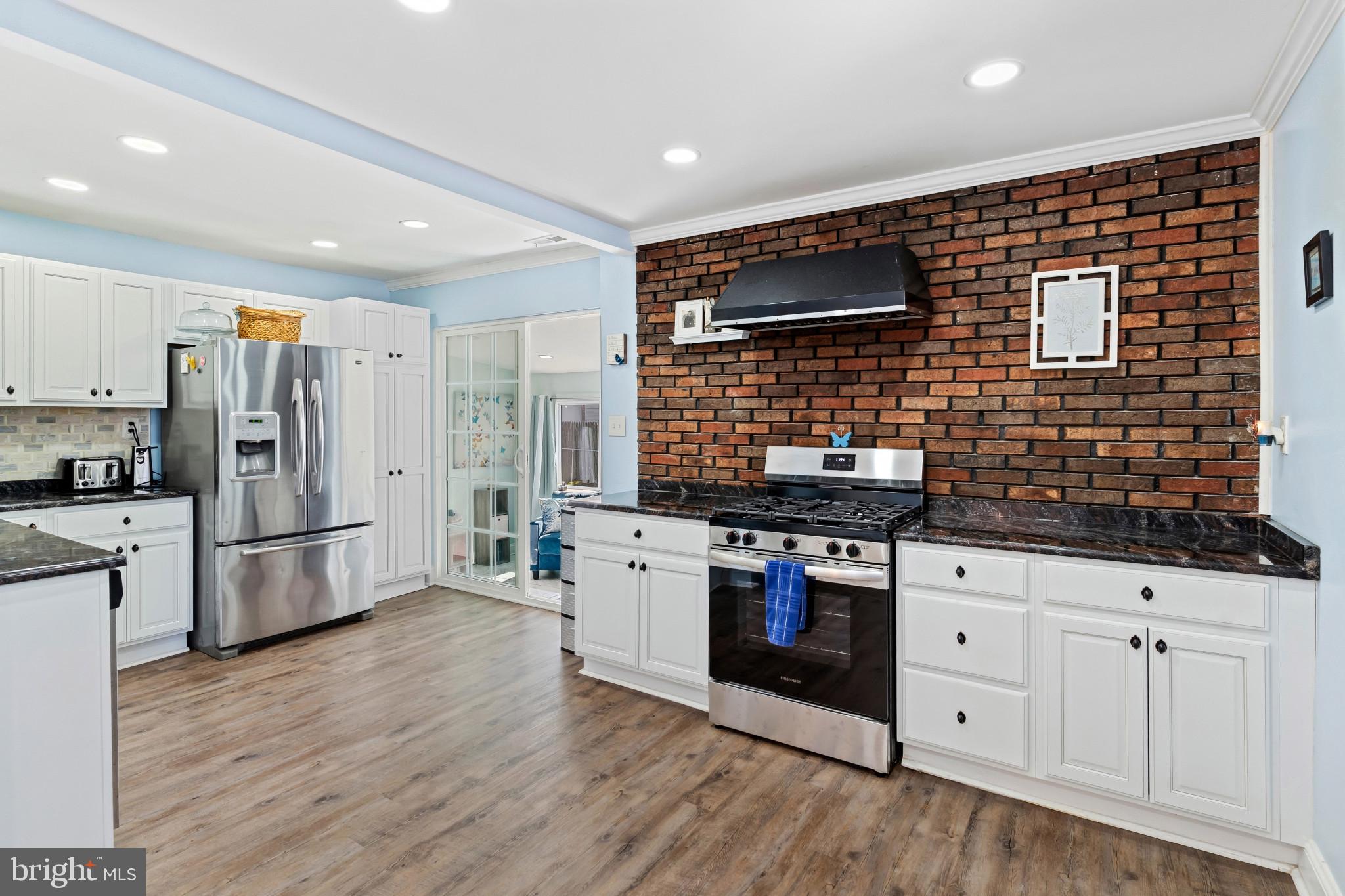 2409 Woodridge Road Baltimore, MD 21219 - Photo 4 of 34