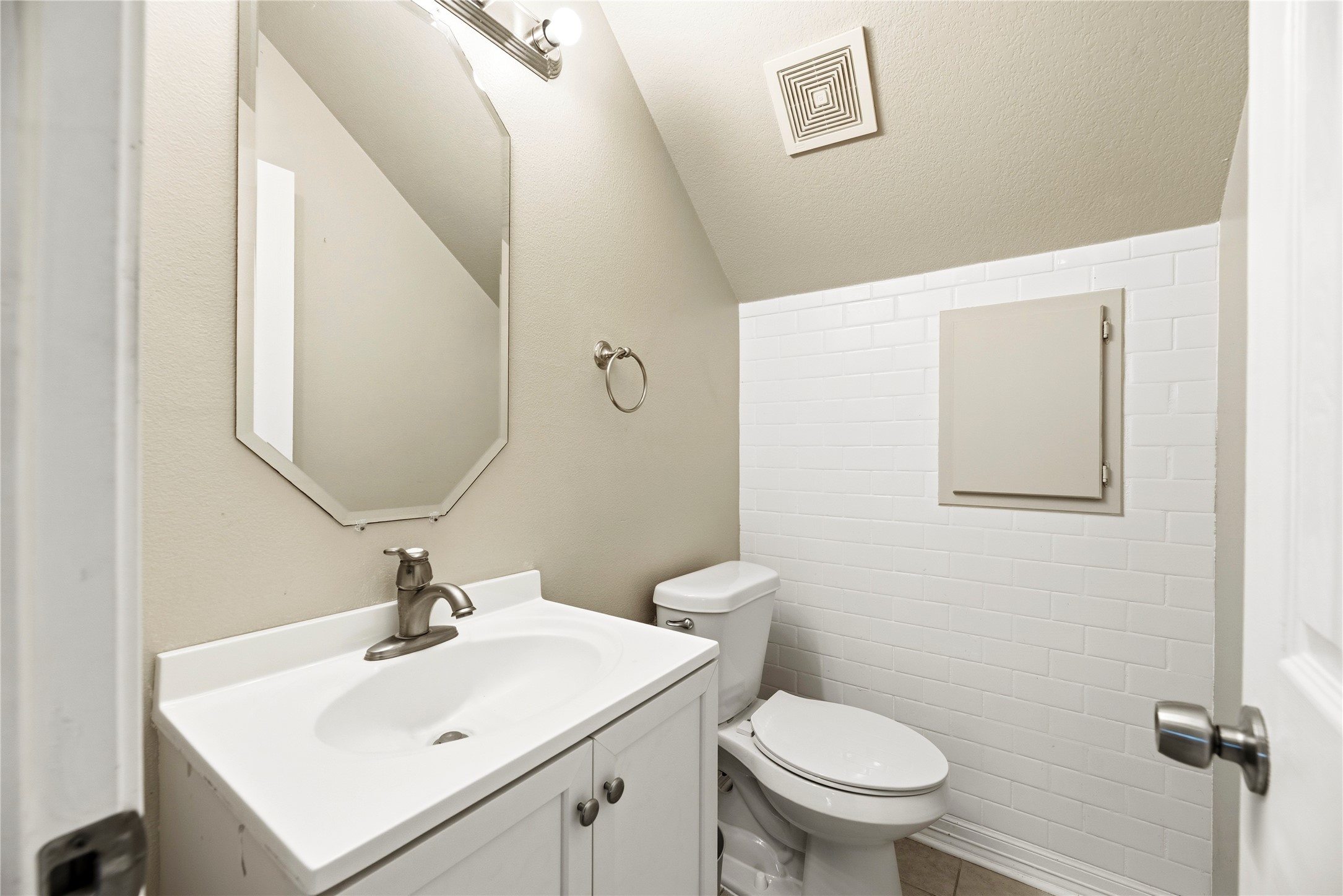 523 Moore Bar Road Rosenberg, TX 77471 - Photo 32 of 50 Opposite the wet bar is a convenient half bath.