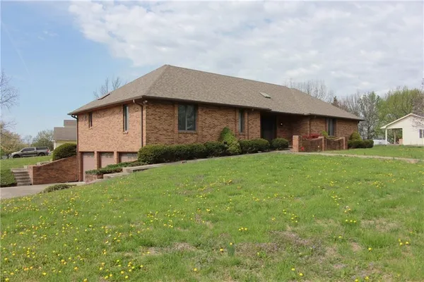 $467,500 | 1410 Grandview Drive, Warrensburg, MO 64093