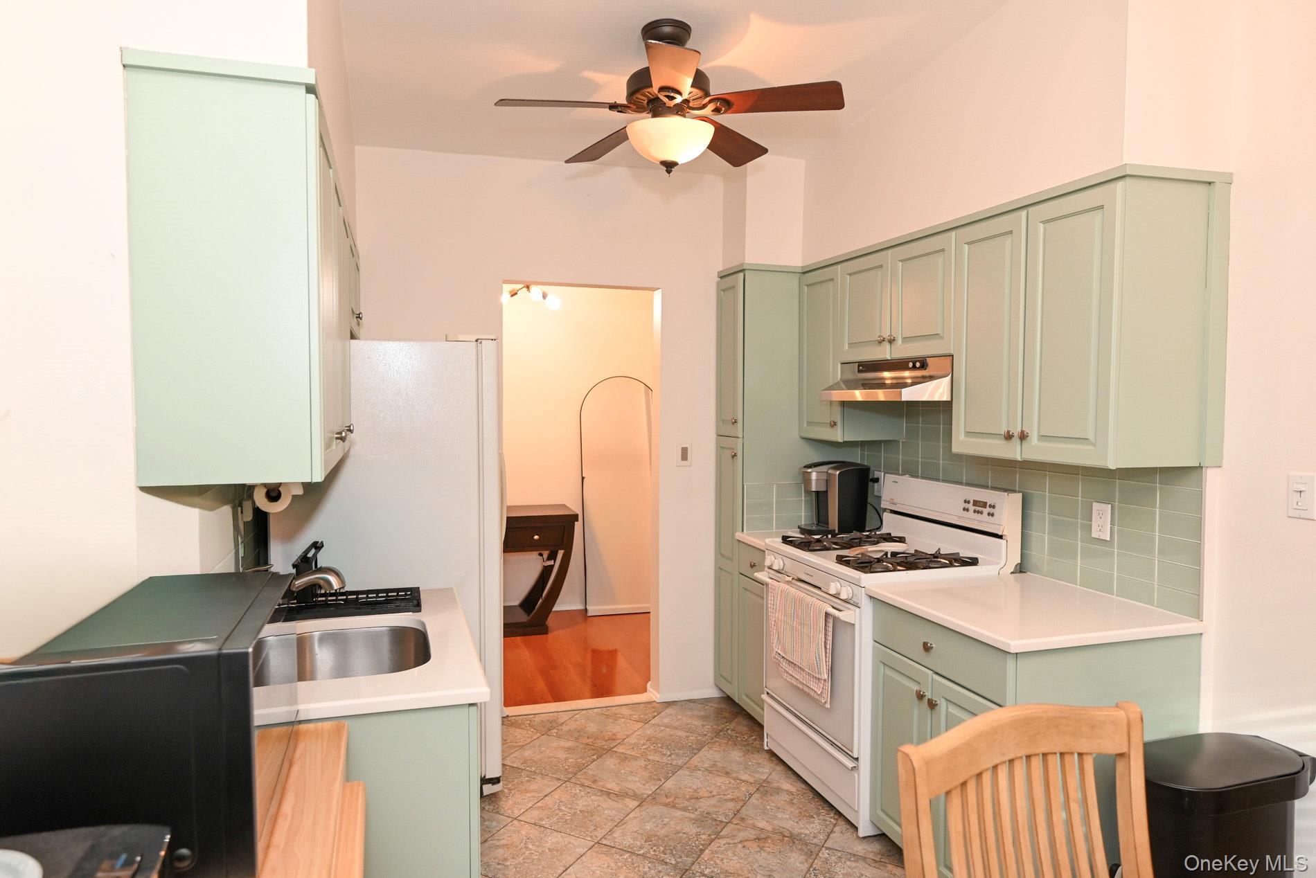 271 North Newbridge Road, Unit 2C Levittown, NY 11756 - Photo 18 of 34