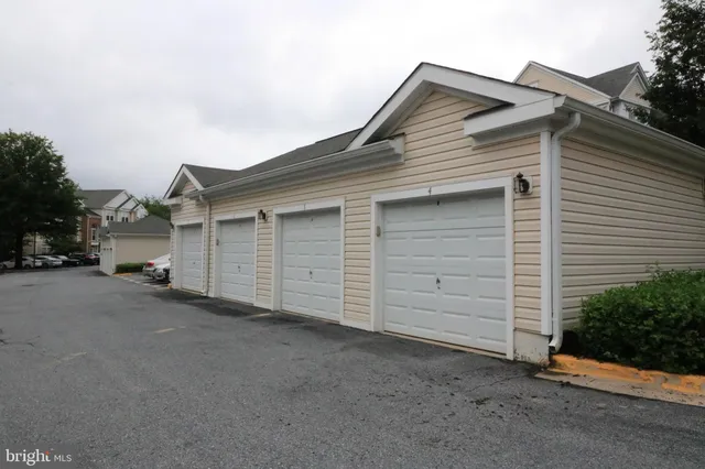 $2,300 | 12000 Amber Ridge Circle, Unit A102, Germantown, MD 20876