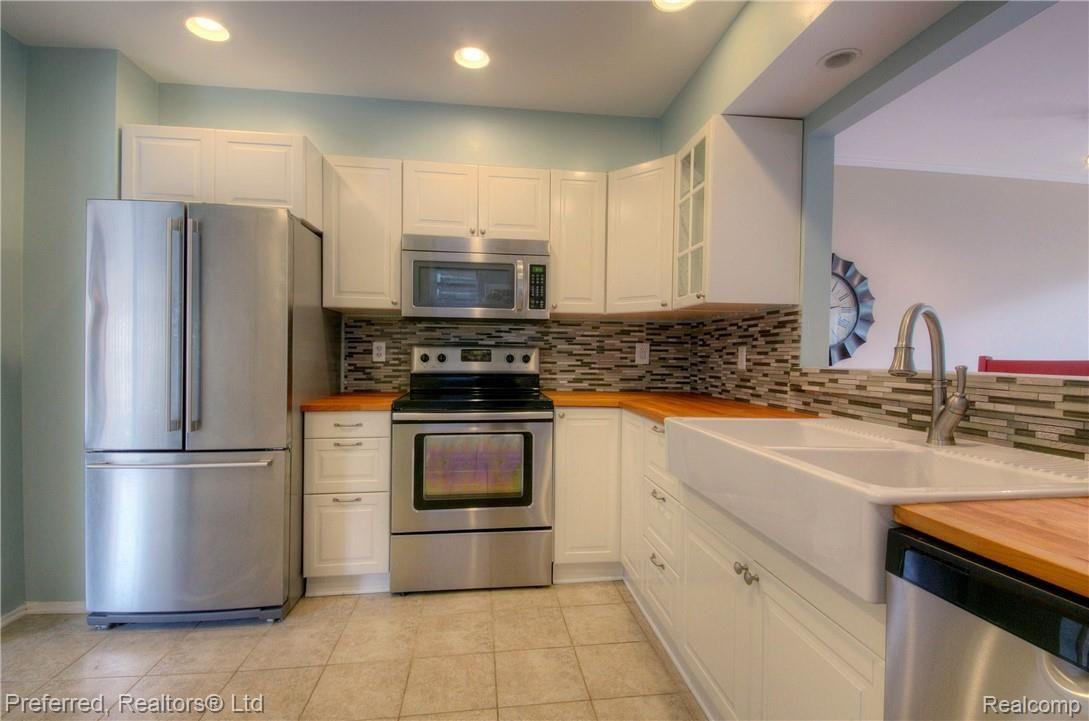 23233 Farmington Road Farmington, MI 48336 - Photo 12 of 41 P12.jpg