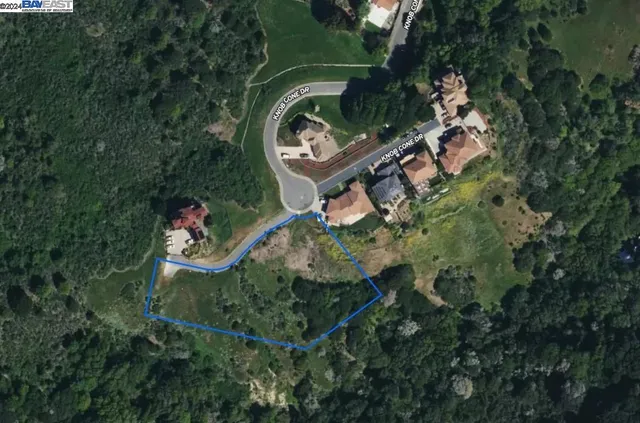 an aerial view of a house having yard