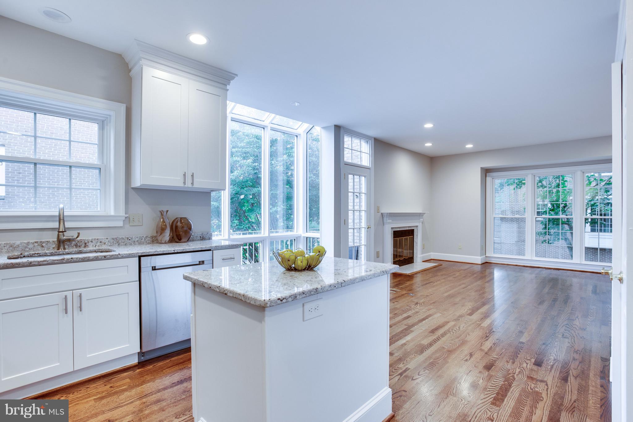 7920 Quarry Ridge Way Bethesda, MD 20817 - Photo 9 of 30 Kitchen