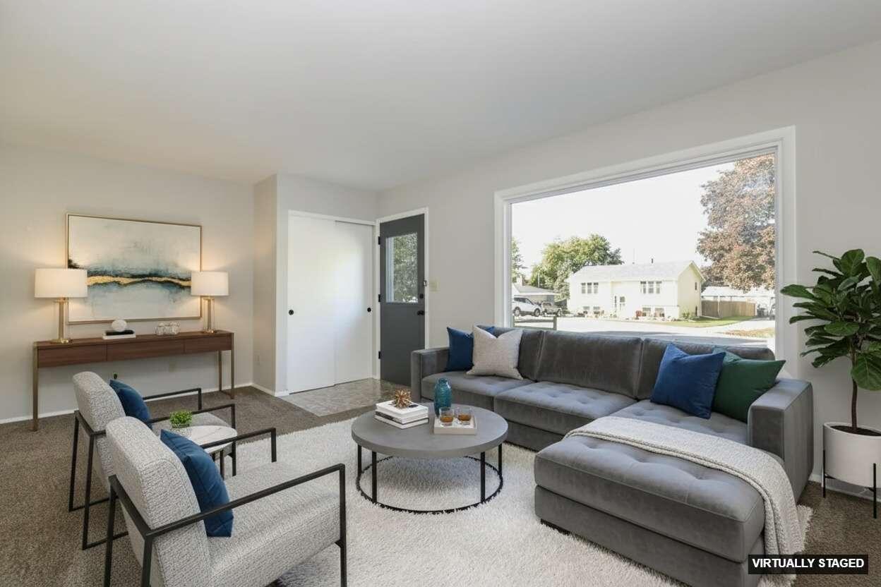 5970 South 34th Street Greenfield, WI 53221 - Photo 4 of 25 Living Room_MLS