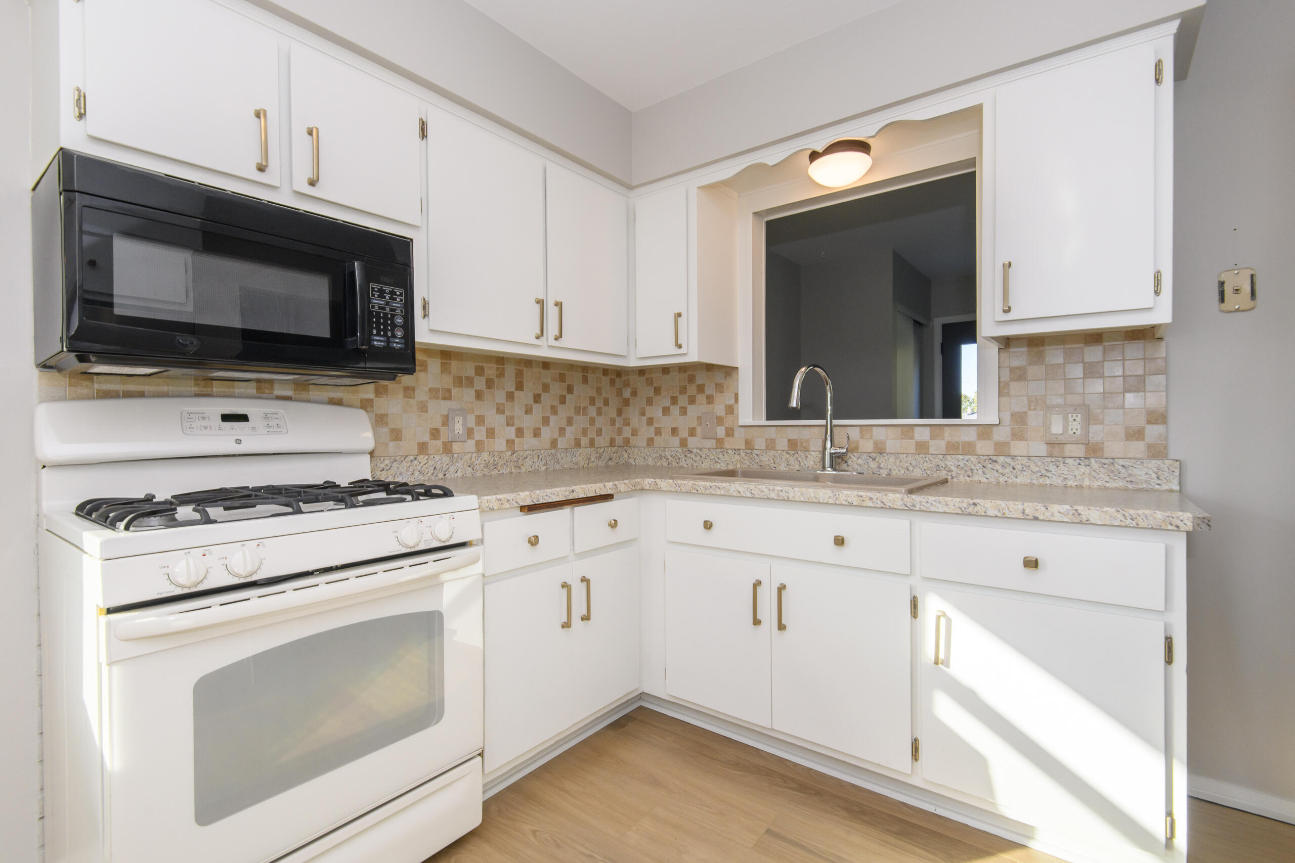 5970 South 34th Street Greenfield, WI 53221 - Photo 7 of 25 Kitchen