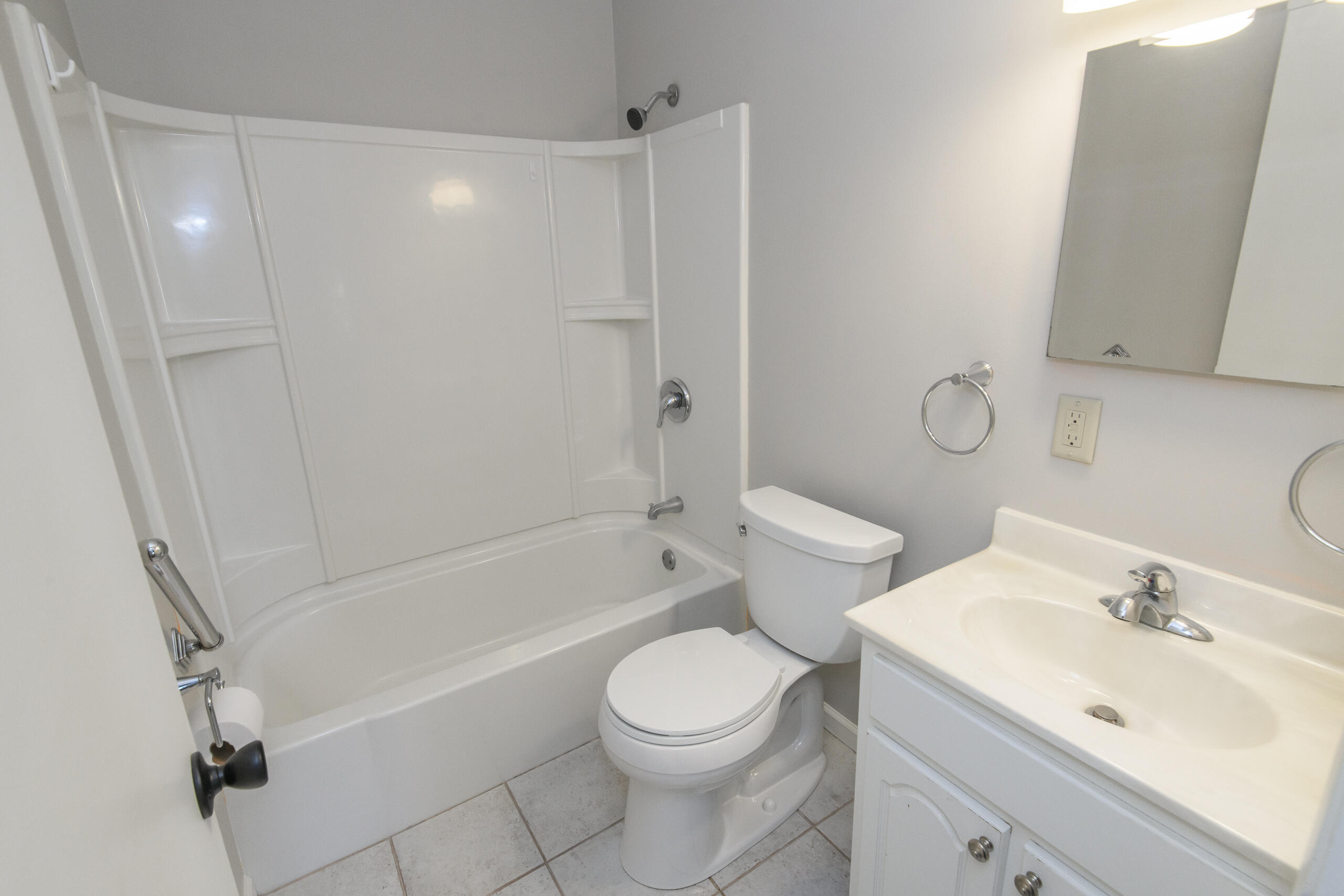 5970 South 34th Street Greenfield, WI 53221 - Photo 8 of 25 Full Bath