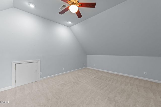 en empty room with ceiling fan and window