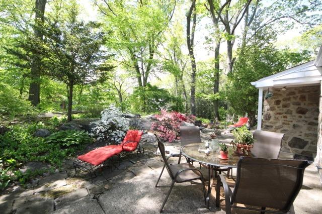 27 Range Road Rowayton, CT 06853 - Photo 20 of 21 a view of a dining table and chairs in the patio