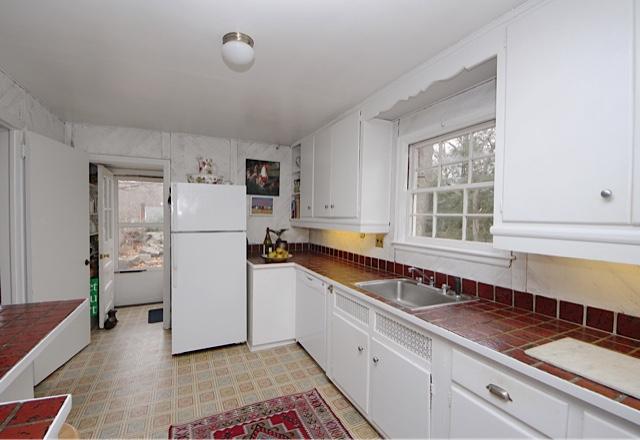 27 Range Road Rowayton, CT 06853 - Photo 10 of 21 a kitchen with a refrigerator and a sink