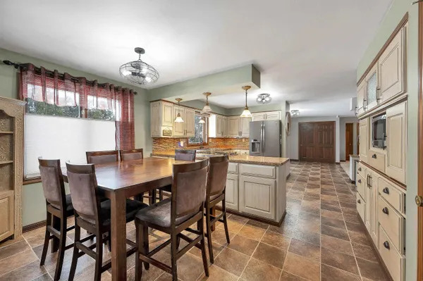 $369,900 | 2780 South Ridge Road, Green Bay, WI 54304