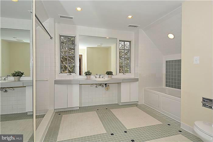 700 Notley Road Silver Spring, MD 20904 - Photo 20 of 30 Bath (Master)
