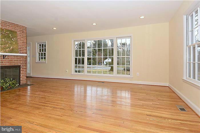 700 Notley Road Silver Spring, MD 20904 - Photo 5 of 30 Living Room