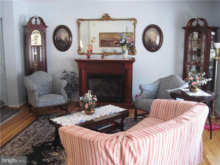 12307 Wyndom Road Philadelphia, PA 19154 - Photo 2 of 17 Living Room